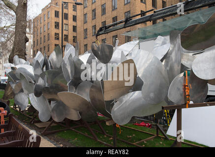 Berkeley Square, London, UK. 21. Januar, 2019. Oper Galerie starten eine große Skulptur des spanischen Künstlers Manolo Valdes, Teil der Stadt London Skulptur in der City Initiative, nutzt die städtischen Bereich in eine rotierende Galerie Raum und es wird in den Platz für 6 Monate. Bild: Installation von Komponenten der großen Arbeit erfolgt gegenüber dem Eingang zu Berkeley Square House. Credit: Malcolm Park/Alamy Leben Nachrichten. Stockfoto