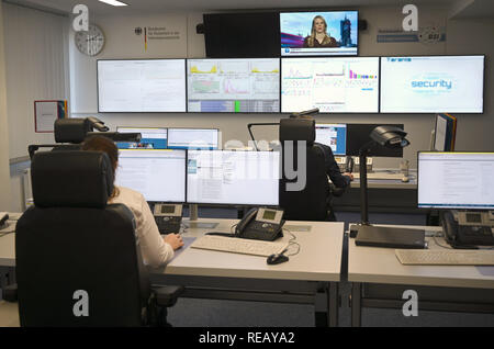 Bonn, Deutschland. Jan, 2019 21. Mitarbeiter sitzen in der Nationalen IT-Situation Zentrum von Seehofer besucht das Bundesamt für Sicherheit in der Informationstechnik (BSI). Quelle: Henning Kaiser/dpa/Alamy leben Nachrichten Stockfoto