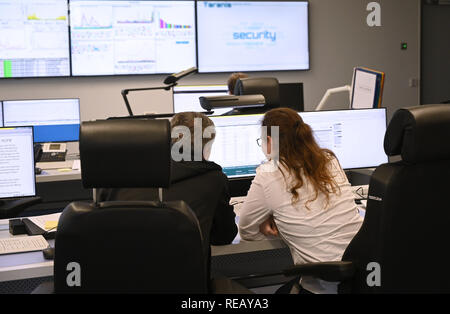 Bonn, Deutschland. Jan, 2019 21. Mitarbeiter sitzen in der Nationalen IT-Situation Zentrum von Seehofer besucht das Bundesamt für Sicherheit in der Informationstechnik (BSI). Quelle: Henning Kaiser/dpa/Alamy leben Nachrichten Stockfoto