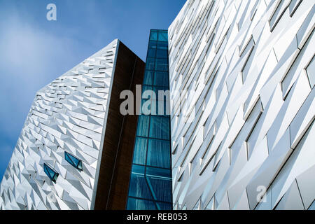 Allgemeine Ansicht der Titanic Belfast im Hafen von Belfast, Großbritannien Stockfoto