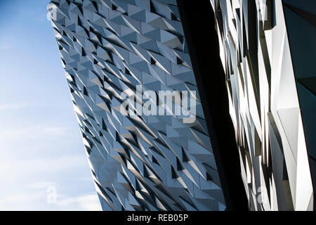 Allgemeine Ansicht der Titanic Belfast im Hafen von Belfast, Großbritannien Stockfoto