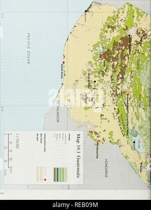 . Die Erhaltung Atlas der tropischen Wälder: In Nord- und Südamerika. Guatemala. Bitte beachten Sie, dass diese Bilder sind von der gescannten Seite Bilder, die digital für die Lesbarkeit verbessert haben mögen - Färbung und Aussehen dieser Abbildungen können nicht perfekt dem Original ähneln. extrahiert. Harcourt, C.S., Sayer, J.A., WCMC, CIFOR. IUCN Stockfoto
