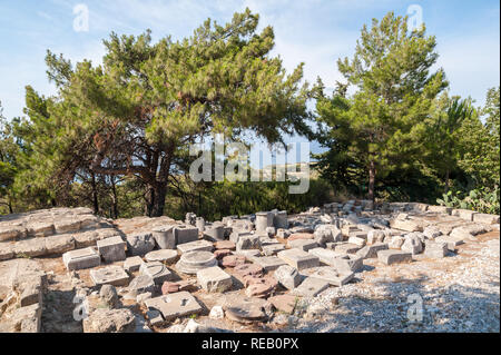 Reste der antiken Stadt Kamiros, hellenistische Stadt von Homer erwähnt. Basis der Sockelleisten ausgegraben von Website setzen auf Anzeige an einem Ort. Rhodos. Stockfoto