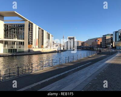 BERLIN - DEUTSCHLAND - DCEMBER, 2018. Ein Mann auf einem Fahrrad in der Nähe von Marie-Elisabeth-Lueders-Haus, modernes Gebäude im Bezirk Mitte ist Teil des Bundestags. Stockfoto