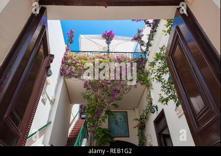 Lindos, Griechenland. 05/29/2018. Traditionelle Tür zum Haushalt in Stadt Lindos. Der griechischen Insel Rhodos. Europa. Stockfoto