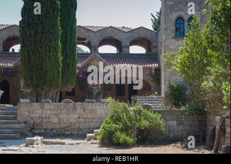 Insel Rhodos, Griechenland. 28.05.2018. Kloster Filerimos, Mauerwerk Kolonnade entlang Kirchhof. Europa. Stockfoto
