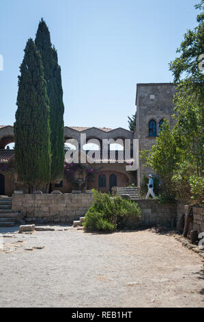 Insel Rhodos, Griechenland. 28.05.2018. Kloster Filerimos, Mauerwerk Kolonnade entlang Kirchhof. Europa. Stockfoto