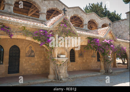 Insel Rhodos, Griechenland. 28.05.2018. Kloster Filerimos, Mauerwerk Kolonnade entlang Kirchhof. Stockfoto