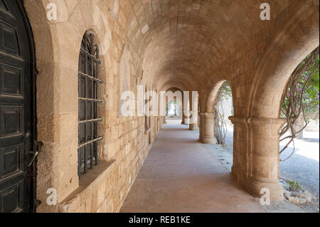 Insel Rhodos, Griechenland. 28.05.2018. Kloster Filerimos, Mauerwerk Kolonnade entlang Kirchhof. Stockfoto