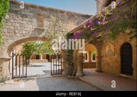 Insel Rhodos, Griechenland. 28.05.2018. Kloster Filerimos, Mauerwerk Kolonnade entlang Kirchhof. Stockfoto