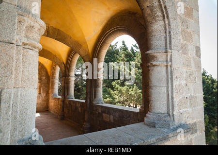 Kloster Filerimos, Mauerwerk Kolonnade entlang Kirchhof. Stockfoto