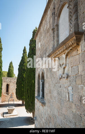 Kloster Filerimos, Griechenland. 28.05.2018. Alter Brunnen im Hof von Zypressen umgeben. Die Insel Rhodos, Europa. Stockfoto