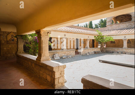 Insel Rhodos, Griechenland. 28.05.2018. Kloster Filerimos, Mauerwerk Kolonnade entlang Kirchhof. Stockfoto