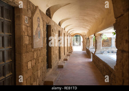 Insel Rhodos, Griechenland. 28.05.2018. Kloster Filerimos, Mauerwerk Kolonnade entlang Kirchhof. Stockfoto