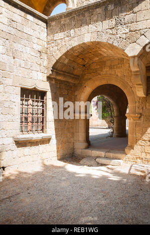 Insel Rhodos, Griechenland. 28.05.2018. Kloster Filerimos, Mauerwerk Kolonnade entlang Kirchhof. Stockfoto