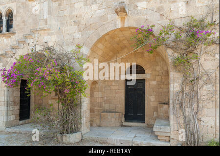 Insel Rhodos, Griechenland. 28.05.2018. Kloster Filerimos, Mauerwerk Kolonnade entlang Kirchhof. Stockfoto
