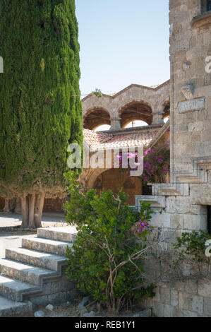 Insel Rhodos, Griechenland. 28.05.2018. Kloster Filerimos, Mauerwerk Kolonnade entlang Kirchhof. Stockfoto