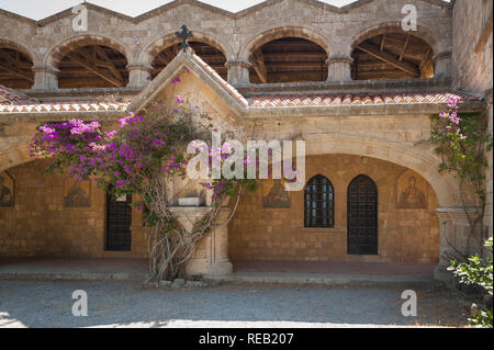 Insel Rhodos, Griechenland. 28.05.2018. Kloster Filerimos, Mauerwerk Kolonnade entlang Kirchhof. Stockfoto