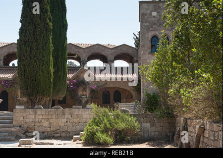 Insel Rhodos, Griechenland. 28.05.2018. Kloster Filerimos, Mauerwerk Kolonnade entlang Kirchhof. Stockfoto