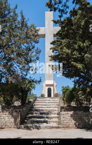 Die Insel Rhodos, Griechenland. 28.05.2018. Der Weg zum gigantischen Cross in der Nähe von Kloster Filerimos. Die Passion Christi. Bildstock. Europa. Stockfoto