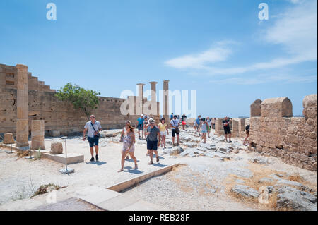 Akropolis von Lindos, Griechenland. 05/29/2018. Touristen Sightseeing Reste eines Dorischen Tempel der Athena Lindia, aus der Zeit um 300 v. Chr.. Stockfoto