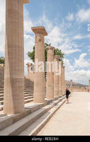 Akropolis von Lindos, Griechenland. 05/29/2018. Touristen Sightseeing Reste eines Dorischen Tempel der Athena Lindia, aus der Zeit um 300 v. Chr.. Stockfoto