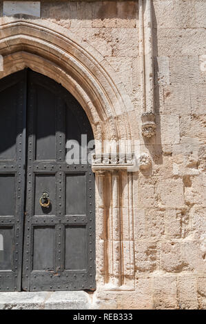 Inn der Zunge der Provence. Lateinische Inschrift über dem Eingang Übersetzung: dieses Inn stammt aus dem Jahre 1518 Stockfoto
