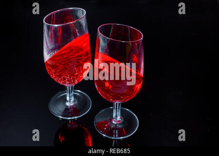 Rot kalt Gelee in die Gläser Stücke mit auf dem schwarzen Hintergrund Stockfoto