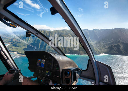 Blick auf die Na Pali Küste von Helicopter Cockpit Stockfoto