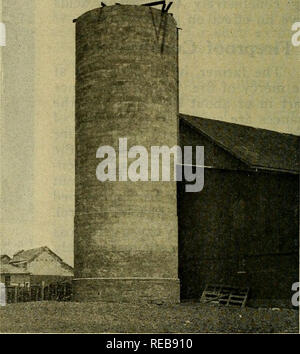 . Beton Silos; eine Broschüre mit praktischen Informationen für den Bauern und den ländlichen Raum an. Beton; Silage. Vor dem Feuer. Bitte beachten Sie, dass diese Bilder sind von der gescannten Seite Bilder, die digital für die Lesbarkeit verbessert haben mögen - Färbung und Aussehen dieser Abbildungen können nicht perfekt dem Original ähneln. extrahiert. Universal Portland Cement Co [aus dem alten Katalog]. Chicago, Pittsburg, Universal Portland Cement Co. Stockfoto