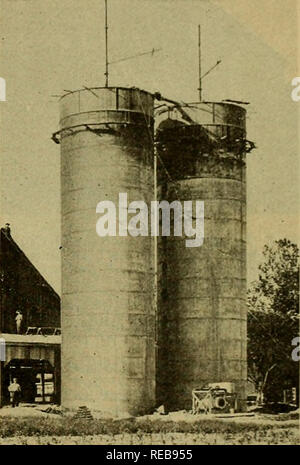 . Beton Silos; eine Broschüre mit praktischen Informationen für den Bauern und den ländlichen Raum an. Beton; Silage. UNIVERSAL PORTLAND CEMENT CO 9 Beton Silos Silos und Silage wird die Geschichte des neunzehnten Jahrhunderts a&amp; eine Ära des Un-Precedented landwirtschaftlichen Fortschritt. Während der ersten 50 Jahre der Stahl Pflug, Grubber, und der Feldhäcksler in Betrieb, und die nachfolgenden Jahrzehnte der Traktor, der Benzinmotor, der große Bewässerung und chemische landwirtschaftliche Projekte und dem Silo - letztere dazu bestimmt, zu einer der stärksten Faktoren in der amerikanischen Landwirtschaft geworden. Erhaltung ist die Stockfoto