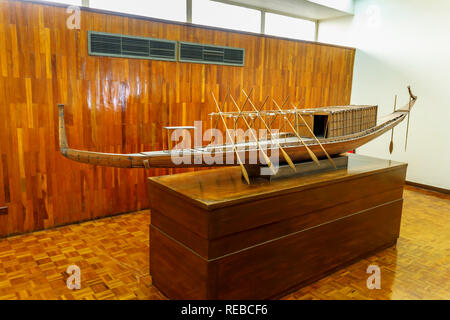 Modell der Khufus Schiff, ein intaktes Schiff in voller Größe des alten Ägypten in das Solarboot Museum durch die Große Pyramide des Cheops, Giza Plateau, Kairo, Ägypten Stockfoto