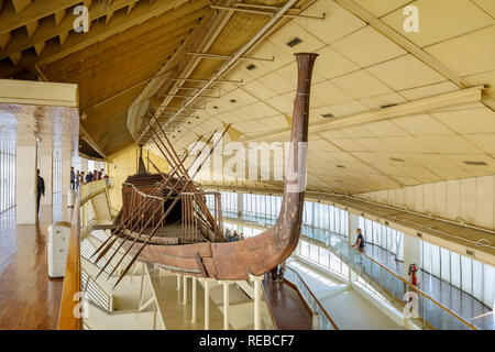 Khufus Schiff, ein intaktes Schiff in voller Größe aus dem Alten Ägypten im Solarboot Museum neben der Großen Pyramide des Cheops, Giza Plateau, Kairo, Ägypten Stockfoto