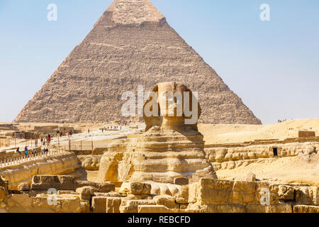 Die monumentale Skulptur, die Große Sphinx von Gizeh mit der Pyramide des Khafre, einer der großen Pyramiden, hinter, Giza Plateau, Kairo, Ägypten Stockfoto