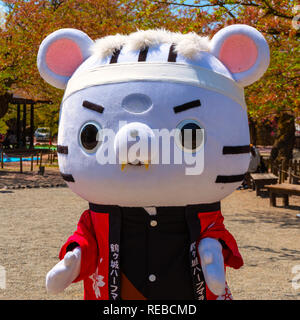 Aizuwakamatsu, Japan - 21 April 2018: Unbekannte japanische Kleider ein 'Byakkotai 'White Tiger Maskottchen am Aizu-Wakamatsu Schloss Stockfoto