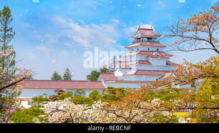 Aizuwakamatsu Schloss und Kirschblüte in Fukushima, Japan Aizuwakamatsu, Japan - 21 April 2018: aizu-wakamatsu Schloss und Kirschblüte gebaut von einem Stockfoto