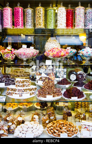 Candy Shop Fenster - ein Candy shop Fenster lockt Reisende für eine Festlichkeit stoppen. Florenz, Italien Stockfoto