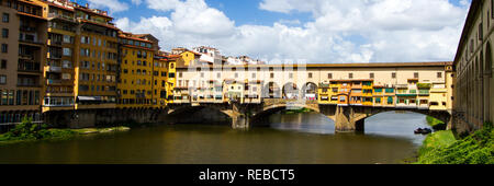 Die Brücke - Bunte Ponte Vecchio - eine Brücke Hosting viele Schmuck Shops - überquert den Fluss Arno. Florenz, Italien Stockfoto