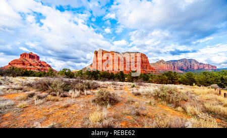 Red Rock Mountain Bell Rock auf der linken Seite, und den Courthouse Butte, auf der rechten Seite, in der Nähe von Sedona in Arizona im Coconino National Park USA Stockfoto