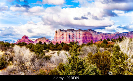 Red Rock Mountain Bell Rock auf der linken Seite, und den Courthouse Butte, auf der rechten Seite, in der Nähe von Sedona in Arizona im Coconino National Park USA Stockfoto