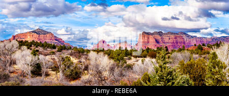 Panorama Blick auf die berühmten Roten Felsen Berge rund um die Stadt im Norden von Sedona Arizona im Coconino National Forest in den Vereinigten Staaten Stockfoto