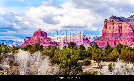 Red Rock Mountain Bell Rock auf der linken Seite, und den Courthouse Butte, auf der rechten Seite, in der Nähe von Sedona in Arizona im Coconino National Park USA Stockfoto