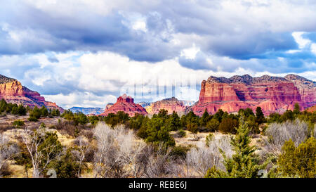 Die berühmten Roten Felsen Berge rund um die Stadt im Norden von Sedona Arizona im Coconino National Forest in den Vereinigten Staaten Stockfoto