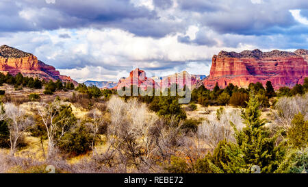 Die berühmten Roten Felsen Berge rund um die Stadt im Norden von Sedona Arizona im Coconino National Forest in den Vereinigten Staaten Stockfoto