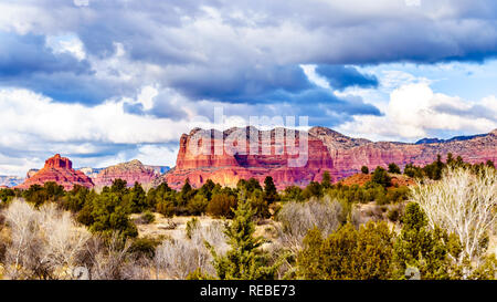 Die berühmten Roten Felsen Berge rund um die Stadt im Norden von Sedona Arizona im Coconino National Forest in den Vereinigten Staaten Stockfoto