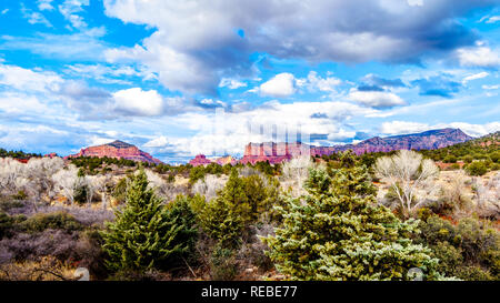 Die berühmten Roten Felsen Berge rund um die Stadt im Norden von Sedona Arizona im Coconino National Forest in den Vereinigten Staaten Stockfoto