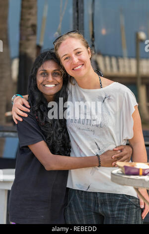 Durban, Südafrika - Januar 07th, 2019: Ein indischer und ein kaukasischer weiß Frau umarmen einander ihre Freundschaft in Durban, Südafrika. Stockfoto
