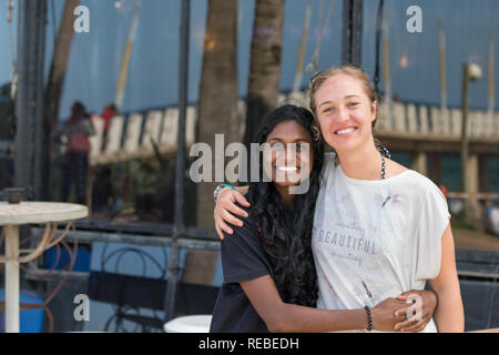 Durban, Südafrika - Januar 07th, 2019: Ein indischer und ein kaukasischer weiß Frau umarmen einander ihre Freundschaft in Durban, Südafrika. Stockfoto