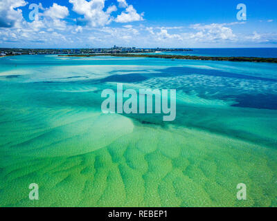 Der Bimsstein Passage und Bribie Island an der Sunshine Coast, QLD, Australien. Luftaufnahme von einer Drohne getroffen. Stockfoto