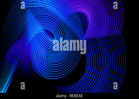 Abstrakte hellblau, rosa und lila Wanderwege in zufällige Bewegung Hintergrundbild. Gestreiften Neon Lichter in Regenbogenfarben Stockfoto